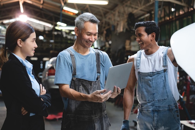 Taller de automóviles y estación de mantenimiento de automóviles concepto técnico mecánico automotriz que trabaja en la parte de la tienda del vehículo y la herramienta de combustión de aceite