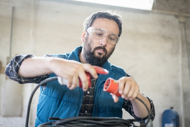 Taller de carpintería artesano con herramientas