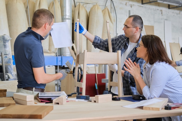 Taller de carpintería industrial, grupo de trabajadores