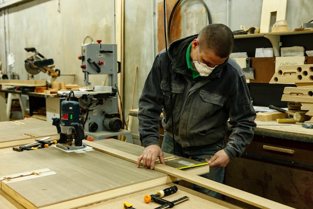 Foto taller de carpintería con máquinas, herramientas, dispositivos para el procesamiento de productos de madera.