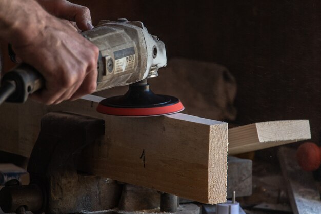 Taller de carpintería de pulido de madera y fabricación de muebles