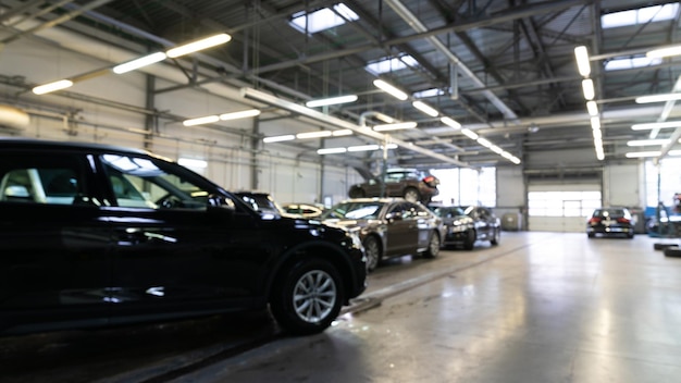 taller de cerrajería automotriz en un distribuidor autorizado con camiones esperando y reparando, foto borrosa con profundidad de campo