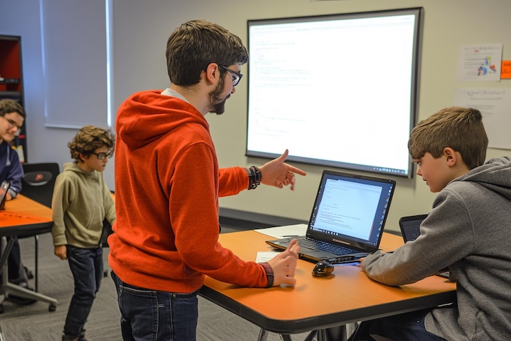 Foto taller de codificación interactivo para la participación de los estudiantes