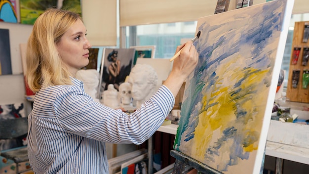 Taller creativo de la artista Pintando a una artista femenina en una galería de arte