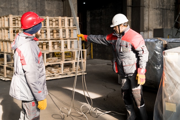 Taller de dos hombres en la planta