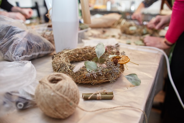 Foto taller de elaboración artesanal de coronas navideñas.