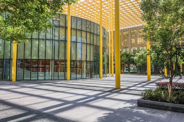 El taller de estructura de acero está en construcción contra un cielo azul