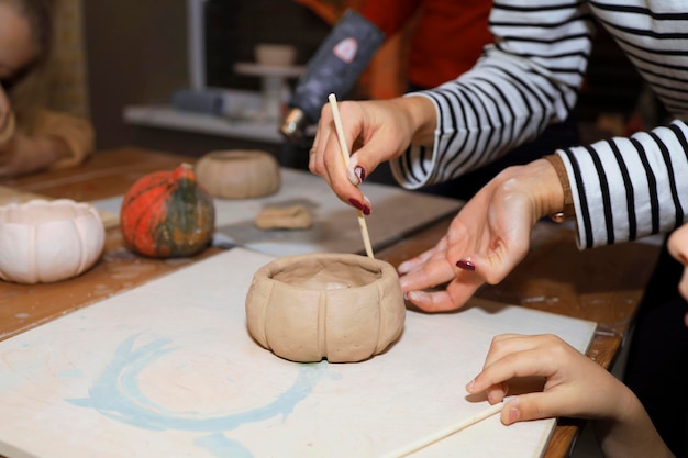 Foto taller infantil sobre el tema de la creación de halloween a mano.