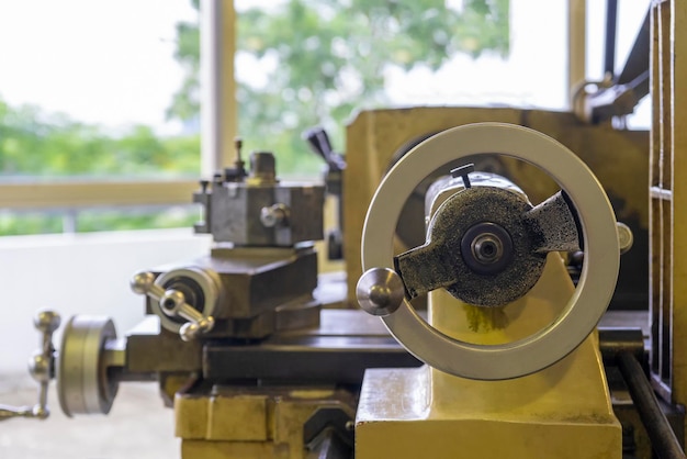 Foto taller de máquinas con máquina de moler y banco vise