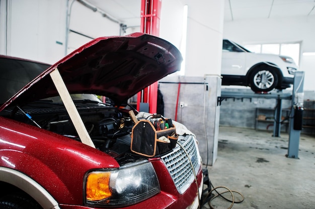 Taller de reparación de vehículos todoterreno americano con coche y herramientas Servicio de coche