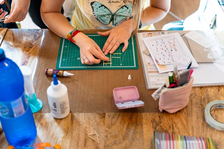 Foto taller de scrapbooking material escolar y herramientas para crear un álbum hecho a mano.