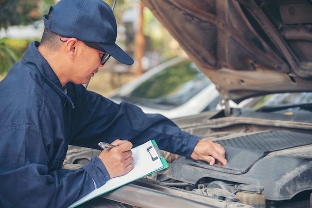 Taller técnico de reparación de motores, vehículos de motor, servicio de ingeniería mecánica, empresas.