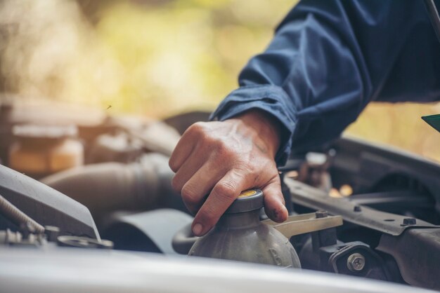 Foto taller técnico de reparación de motores, vehículos de motor, servicio de ingeniería mecánica, empresas.