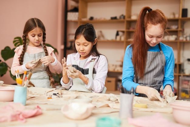 Taller de Tres Niñas en Cerámica