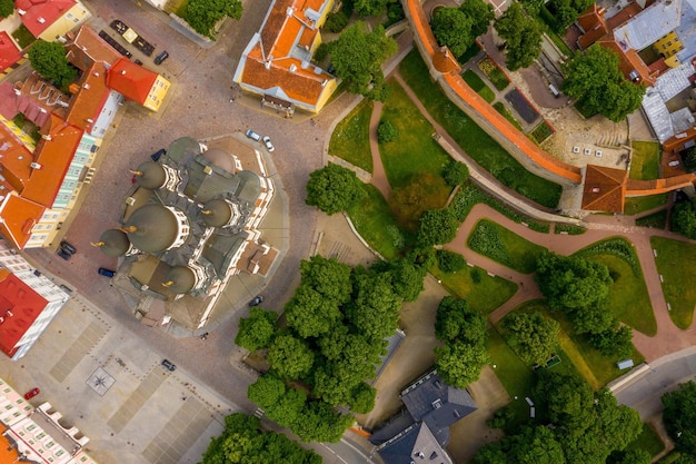 Tallinn é uma cidade medieval da Estônia, no Báltico. Vista aérea da cidade velha de Tallinn