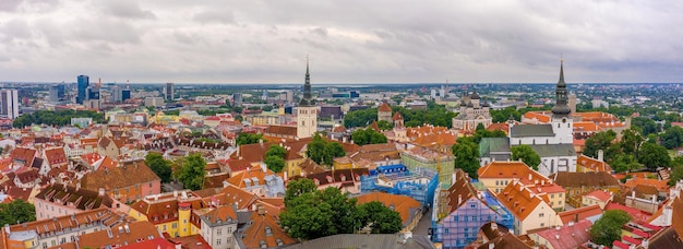 Tallinn é uma cidade medieval da Estônia, no Báltico. Vista aérea da cidade velha de Tallinn