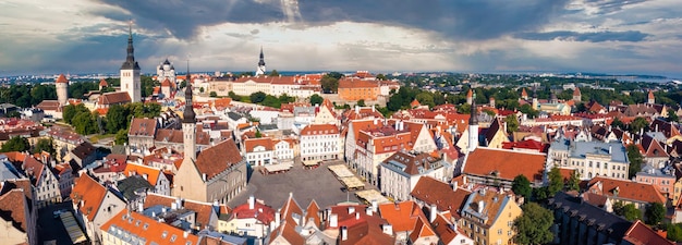 Tallinn, Estônia. 10 de julho de 2021. Vista aérea panorâmica da cidade velha de Tallinn em um lindo dia de verão, Estônia
