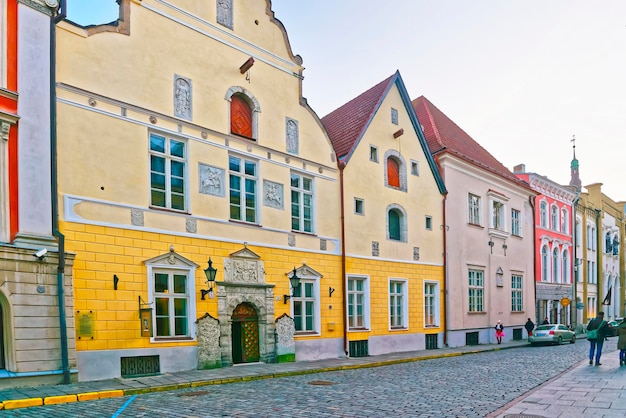 Tallinn, Estonia - 28 de diciembre de 2011: Vista de la calle a House of Blackheads en la ciudad vieja de Tallinn en Estonia