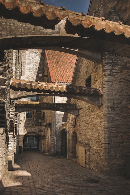 Foto tallinn, estônia, a velha e famosa katarina lane, no centro histórico