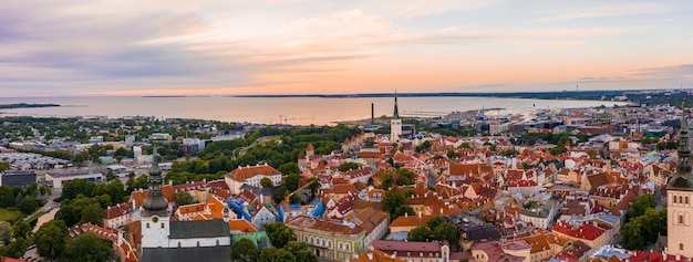 Tallinn ist eine mittelalterliche Stadt in Estland im Baltikum. Luftaufnahme der Altstadt von Tallinn