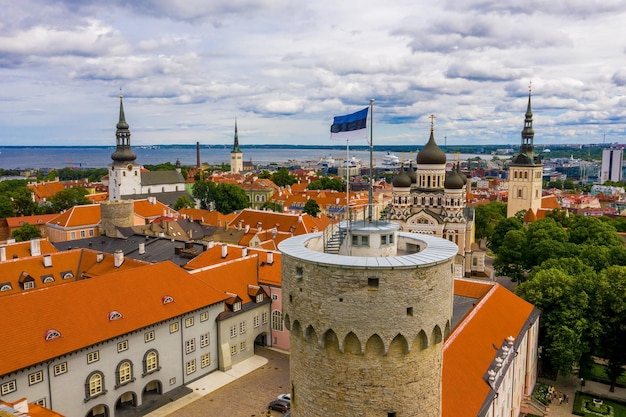 Tallinn ist eine mittelalterliche Stadt in Estland im Baltikum. Luftaufnahme der Altstadt von Tallinn