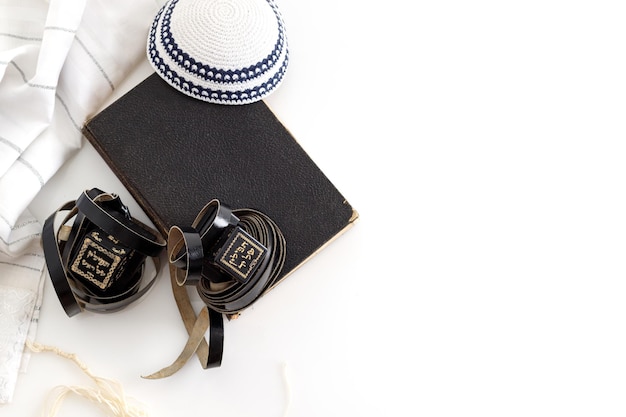 Tallit e tefillin e chapéu de quipá judaico Kippah em fundo branco
