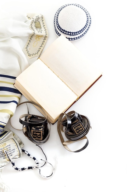 Tallit e tefillin e chapéu de quipá judaico Kippah em fundo branco