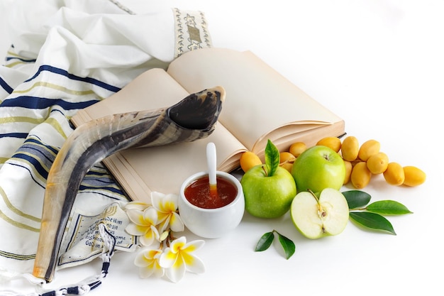 Tallit shofar horn apfelhonig granatapfel datteln und tora rosh hashanah jüdisches feiertagskonzept