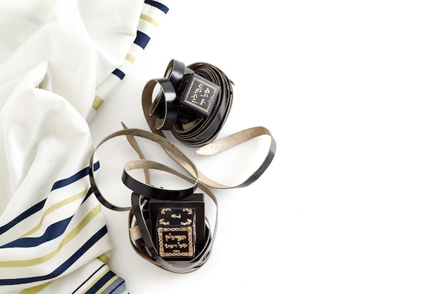 Tallit und Tefillin auf weißem Hintergrund