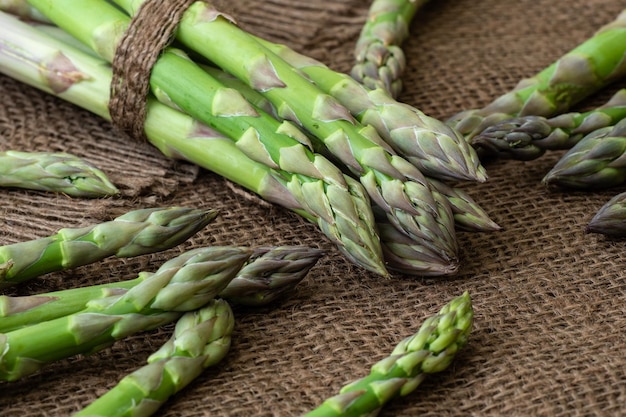 Tallos de espárragos de jardín crudo Verduras frescas de primavera verde sobre fondo de madera Asparagus officinalis