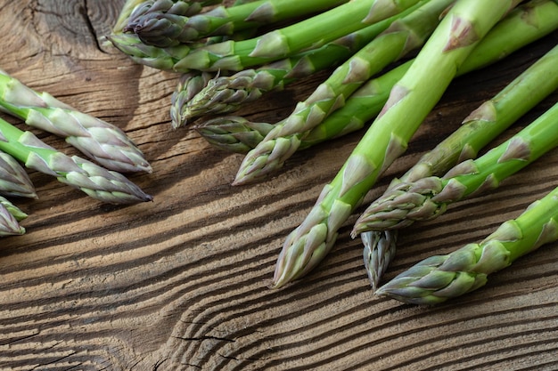 Tallos de espárragos de jardín crudo Verduras frescas de primavera verde sobre fondo de madera Asparagus officinalis