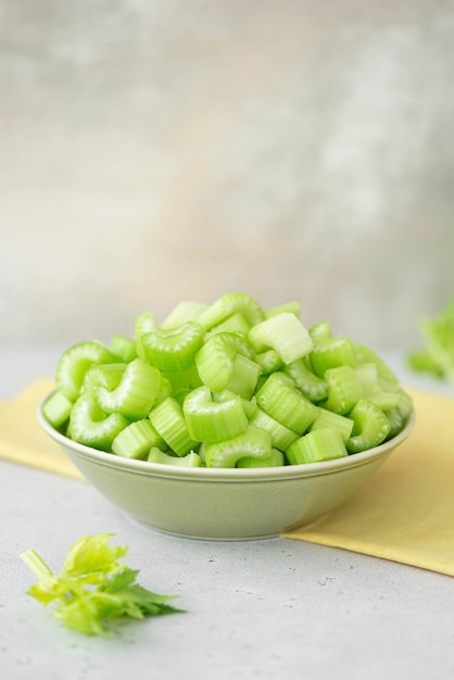 Tallos picados de apio fresco en un plato verde