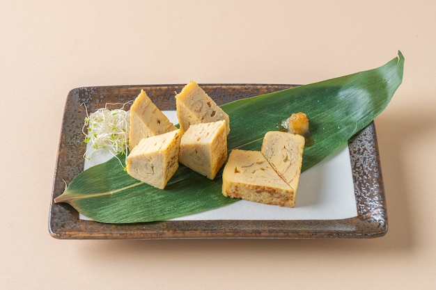 Tamagoyaki, omelete doce japonês enrolado - comida japonesa