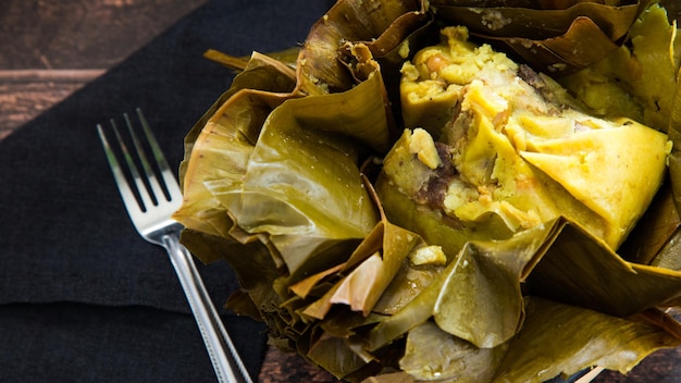 Tamal una de las comidas tradicionales de colombia sobre fondo de madera