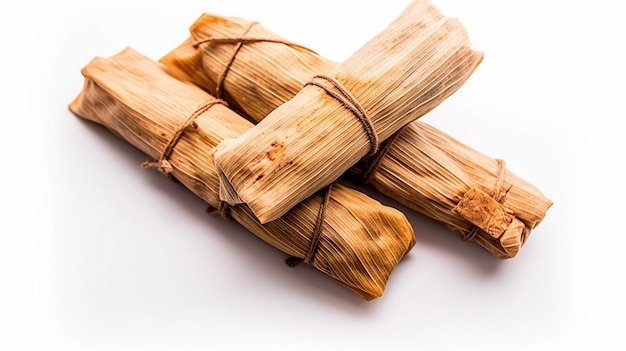 Tamales caseros envueltos y aislados