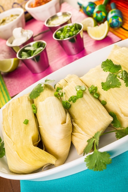 Tamales caseros en un plato para servir en la mesa de la fiesta.