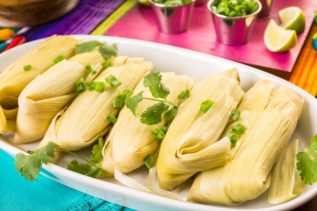 Tamales caseros en un plato para servir en la mesa de la fiesta.