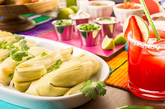 Tamales caseros en un plato para servir en la mesa de la fiesta.