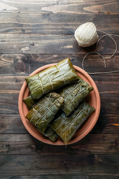 Tamales colombianos, cocina mexicana colombiana, los tamales de la costa, en folha de bananeira, massa de milho recheada com guisado de porco