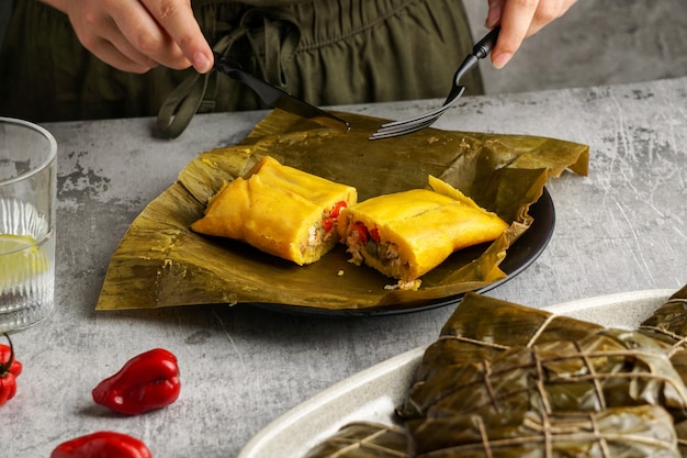 Tamales colombianos, cocina mexicana colombiana, los tamales de la costa, en hoja de plátano, masa de maíz rellena con un guiso de cerdo