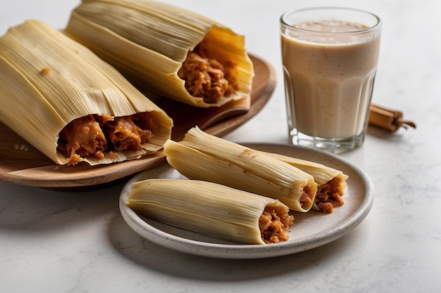 Foto tamales con un lado de salsa habanero