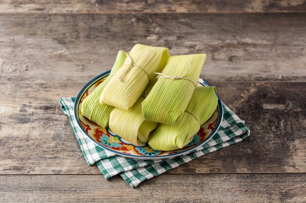 Tamales mexicanos de maíz y pollo