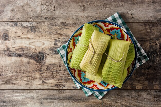 Tamales mexicanos de maíz y pollo