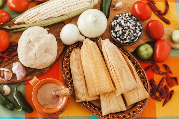 Foto tamales-mexikaner, mexikanischer tamale, traditionelles würziges lebensmittel in mexiko