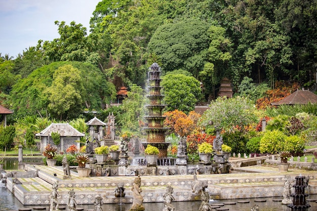 Foto taman tirta gangga holy water temple vista em bali, indonésia