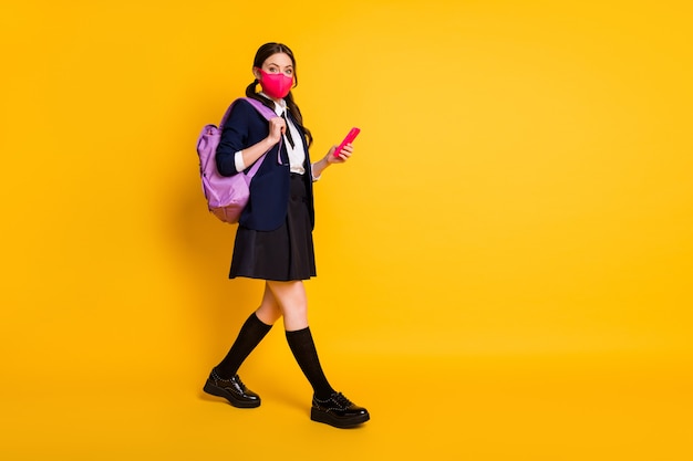 Tamanho total do corpo de uma estudante vá nos gadget telefone usar máscara uniforme