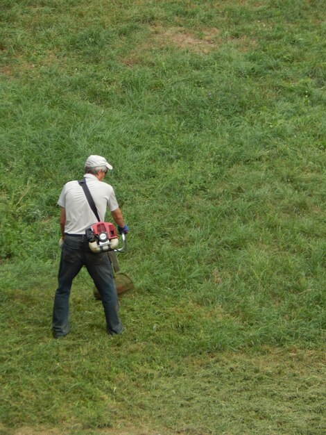 Foto el tamaño completo del hombre fotografiando en el campo