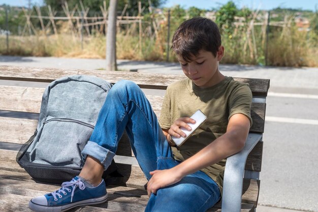 Foto el tamaño completo del hombre sentado en el teléfono móvil