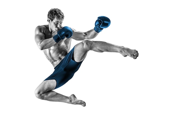 Tamaño completo de kickboxer que realiza artes marciales muay thai en silueta de estudio Ropa deportiva AZUL