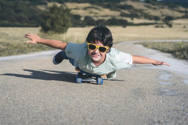 Foto el tamaño completo de un niño con gafas de sol en la carretera